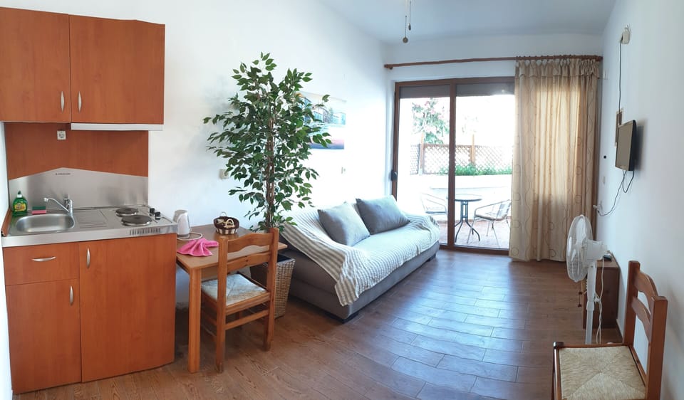 Apartment | Living room | 42-inch Smart TV with satellite channels, fireplace