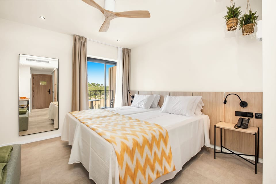 Double Room, Balcony (BRUNCH UNLIMITED) | In-room safe, desk, free WiFi, bed sheets