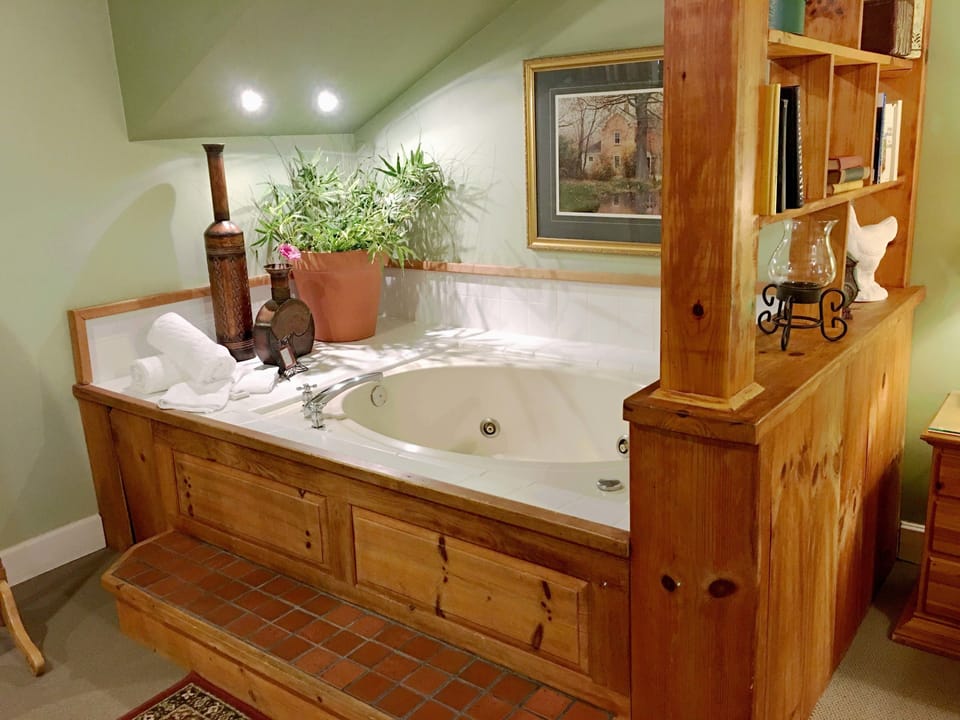 Hummingbird Suite | Jetted tub