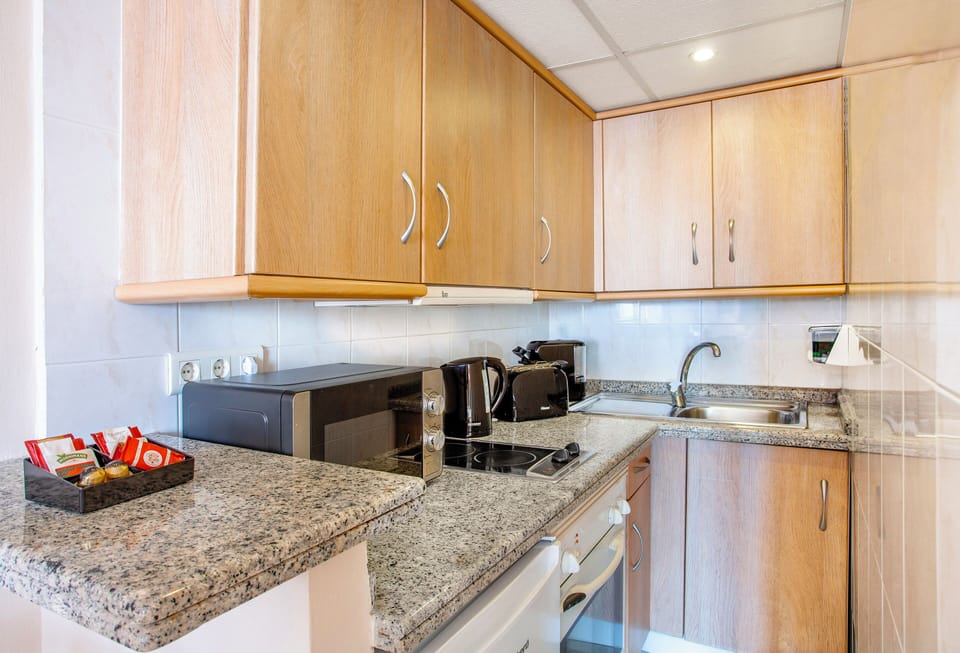 Studio without balcony (Partial sea view) | Private kitchen | Fridge, microwave, oven, stovetop