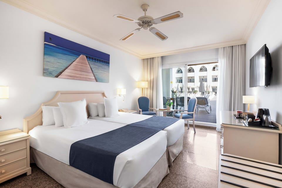 Double Room (direct access to pool) | 1 bedroom, desk, blackout drapes, WiFi (free)