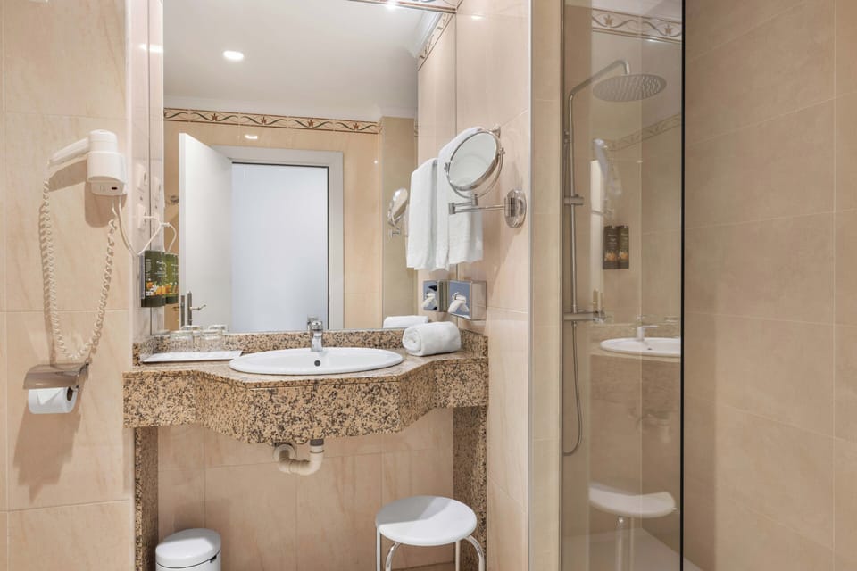 Combined shower/tub, deep soaking tub, free toiletries, hair dryer