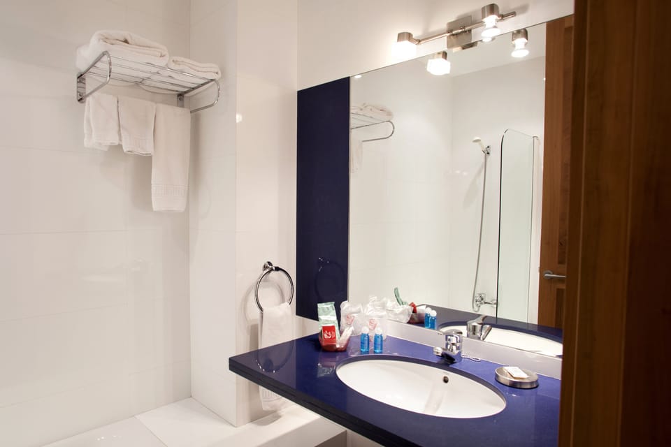 Combined shower/tub, free toiletries, hair dryer, bidet