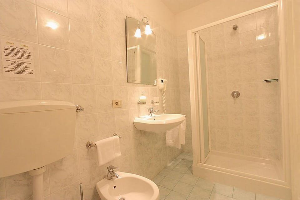 Double Room | Bathroom | Free toiletries, hair dryer, towels