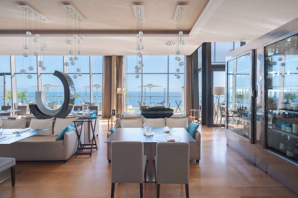 2 restaurants; breakfast, lunch, and dinner served