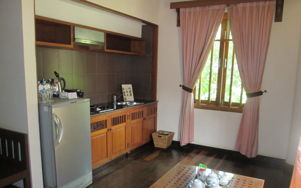 Coffee/tea maker, full-size fridge, electric kettle