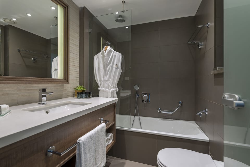 Combined shower/tub, deep soaking tub, free toiletries, hair dryer
