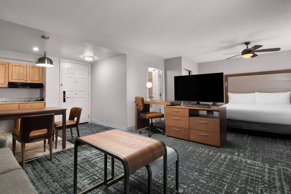 Hypo-allergenic bedding, in-room safe, desk, laptop workspace