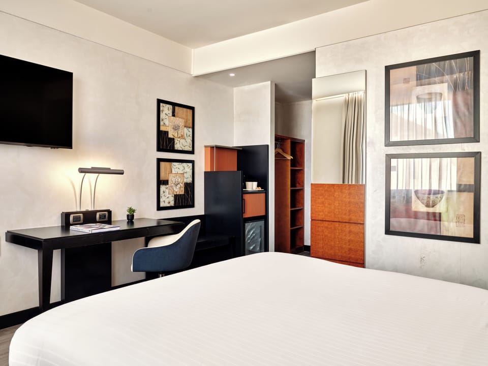 Standard Room, 1 King Bed | Minibar, in-room safe, desk, laptop workspace