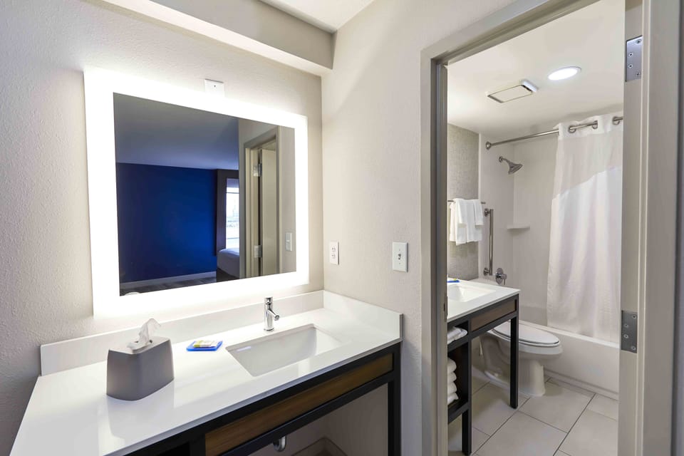 Combined shower/tub, free toiletries, hair dryer, towels