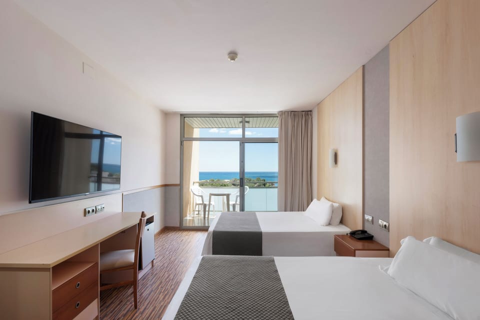 Minibar, in-room safe, desk, WiFi (free)