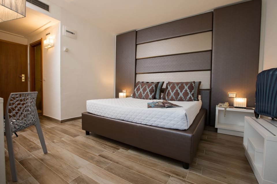 In-room safe, desk, laptop workspace, soundproofing