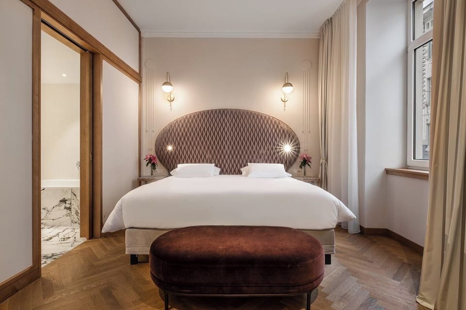 Suite (Grand Corner) | In-room safe, desk, laptop workspace, blackout drapes