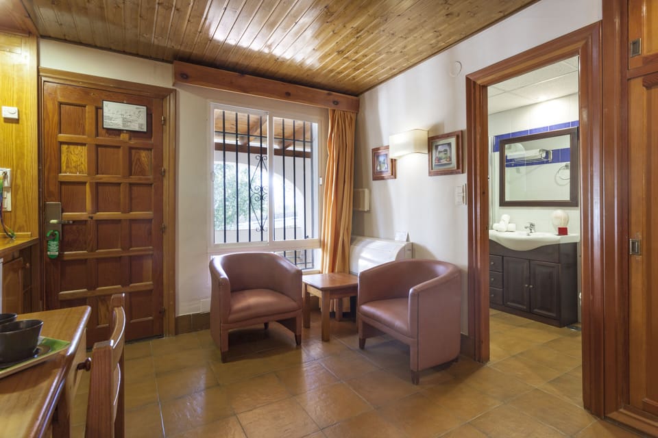 Basic Double Room, Ground Floor | In-room safe, desk, iron/ironing board, rollaway beds