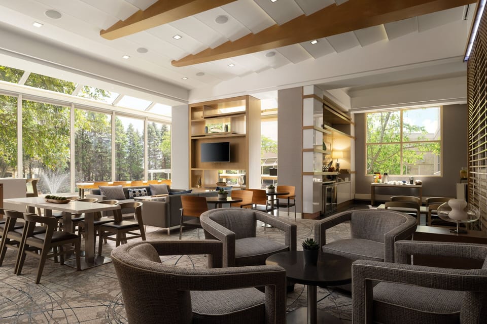 2 bars/lounges