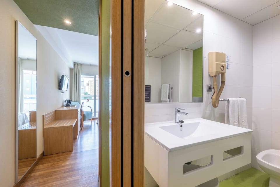 Classic Room, Terrace | Minibar, individually decorated, individually furnished, desk
