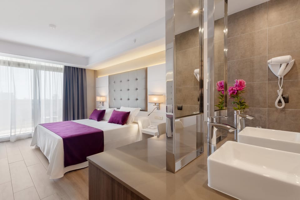 Minibar, blackout drapes, free WiFi, bed sheets
