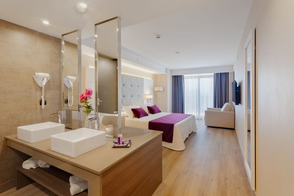 Minibar, blackout drapes, free WiFi, bed sheets