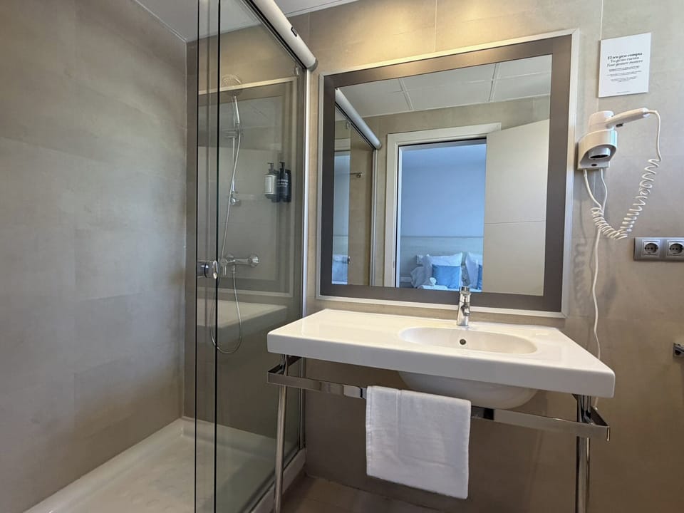 Standard Double Room, 1 Bedroom, Balcony, City View | Bathroom | Hair dryer, towels