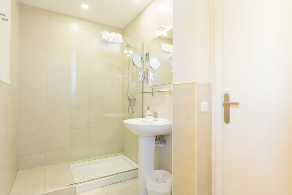 Economy Double or Twin Room | Bathroom | Shower, free toiletries, hair dryer, towels