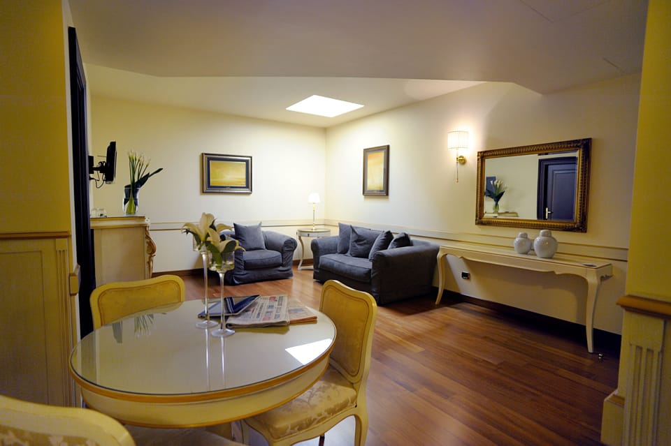 Suite | Living area | 26-inch flat-screen TV with satellite channels, TV