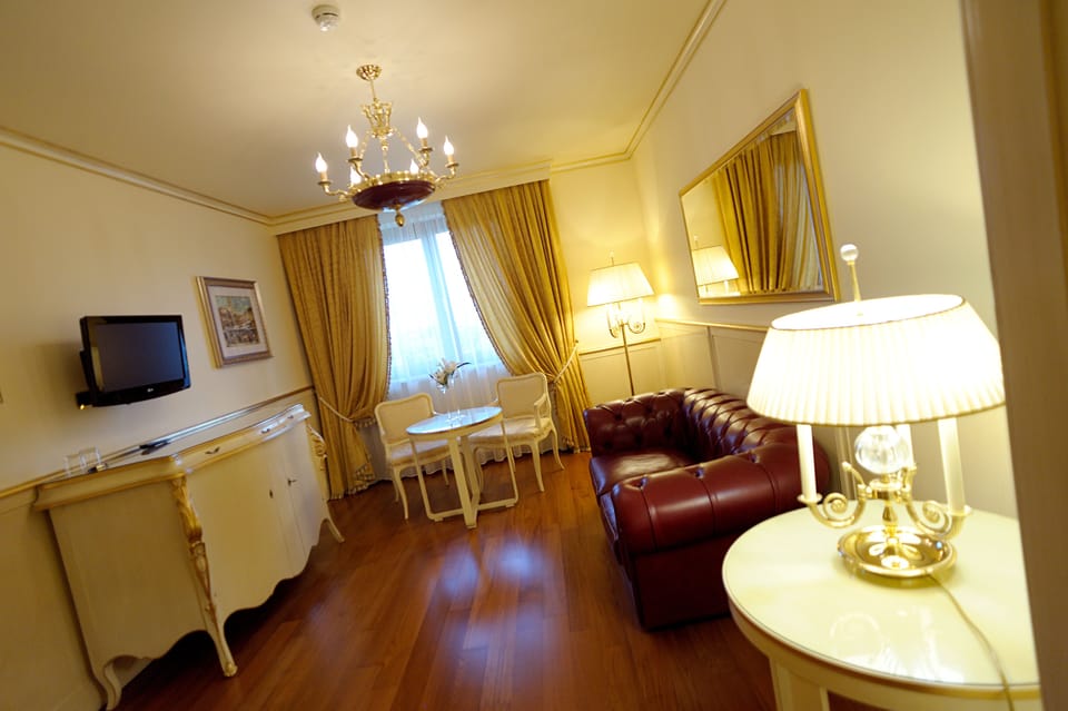 Suite | Living area | 26-inch flat-screen TV with satellite channels, TV
