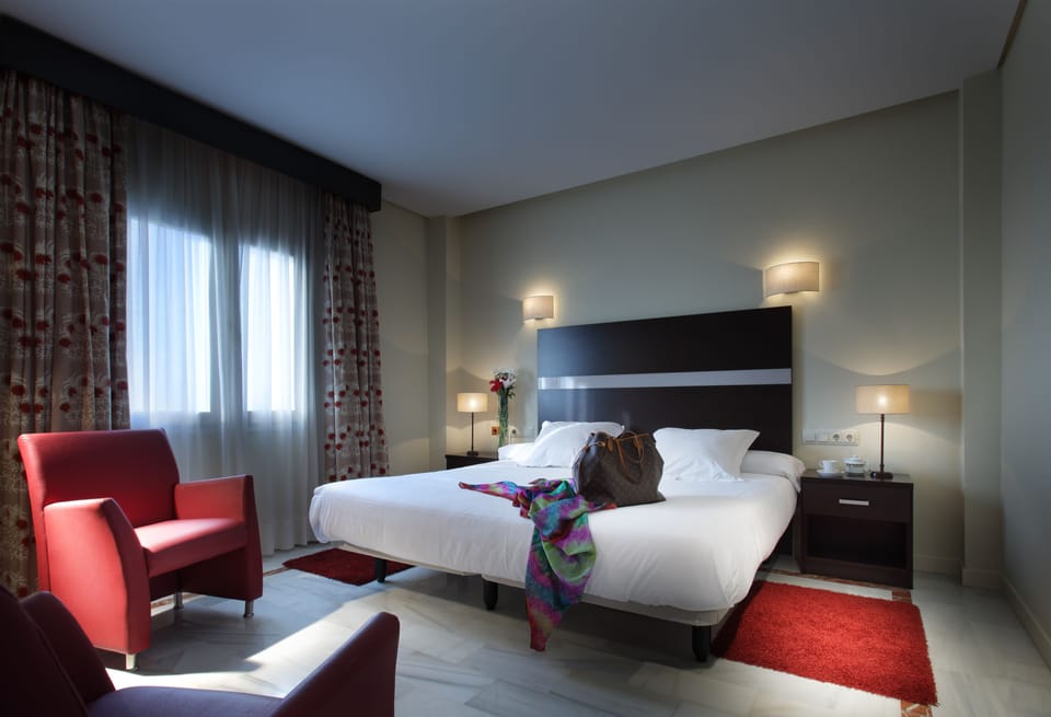 Junior Suite | Minibar, in-room safe, desk, blackout drapes