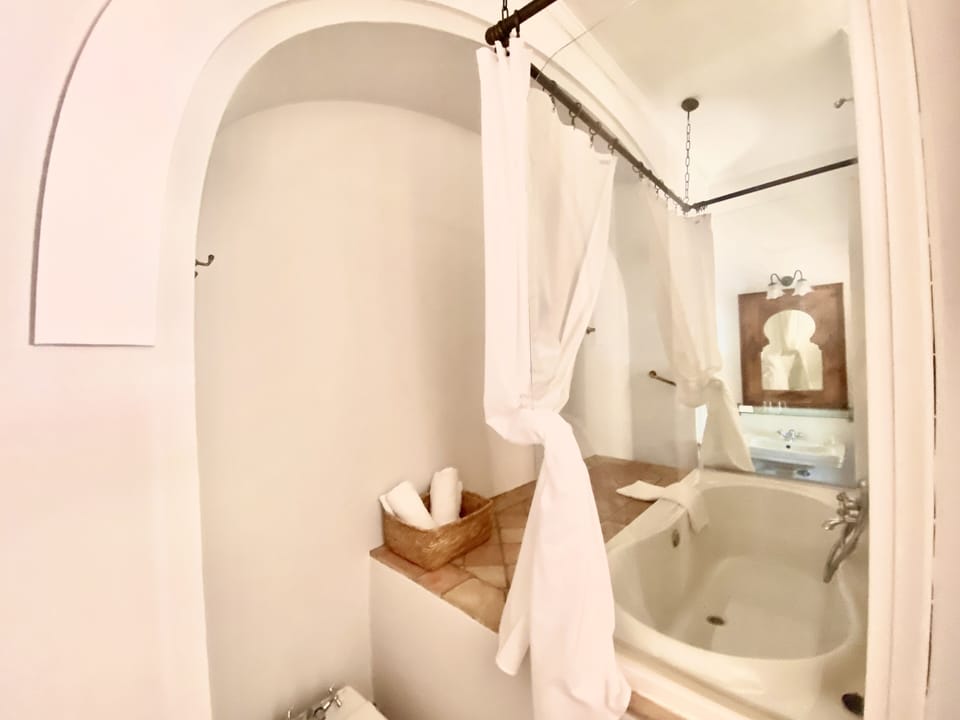 Deluxe Double Room | Bathroom | Combined shower/tub, eco-friendly toiletries, hair dryer, bidet