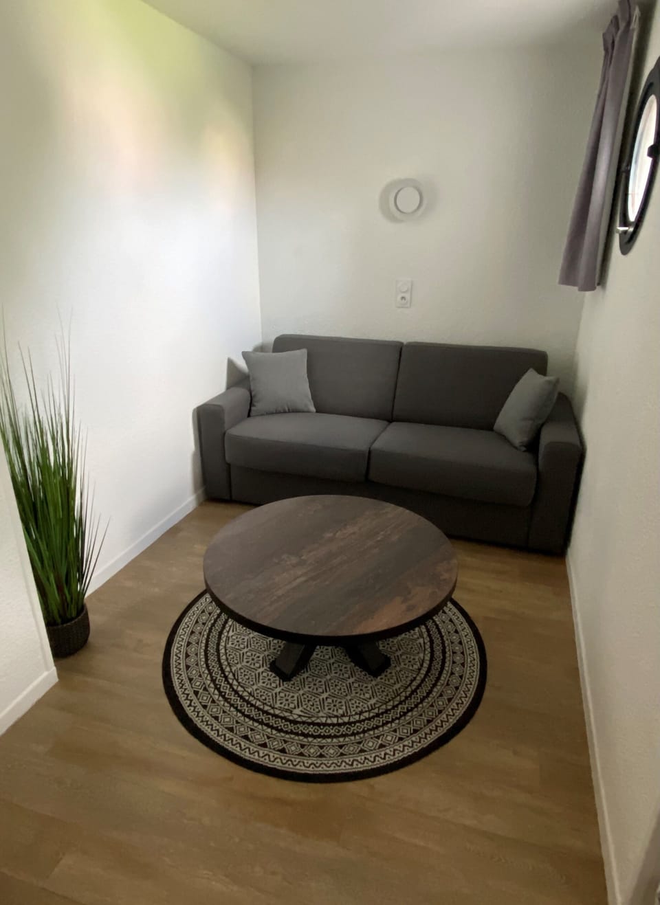 Superior Double Room | Living area | 32-inch flat-screen TV with satellite channels, TV