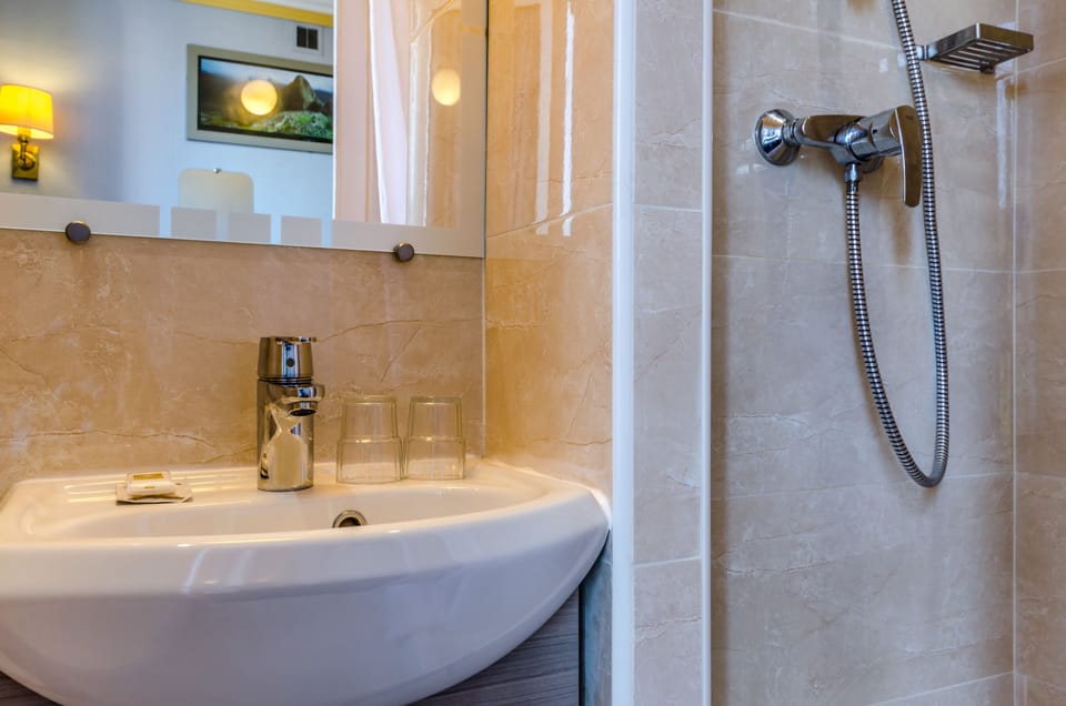 Shower, hair dryer, towels