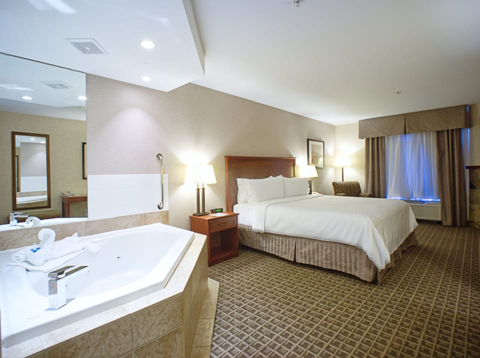 Suite, 1 King Bed, Fireplace (Jetted Tub) | In-room safe, desk, iron/ironing board, free cribs/infant beds