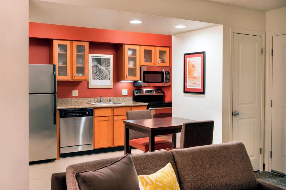 Coffee/tea maker, full-size fridge, microwave, stovetop