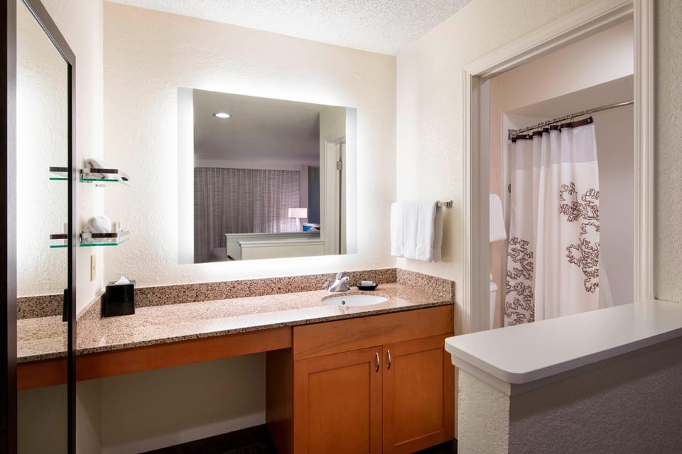 Combined shower/tub, free toiletries, hair dryer, towels