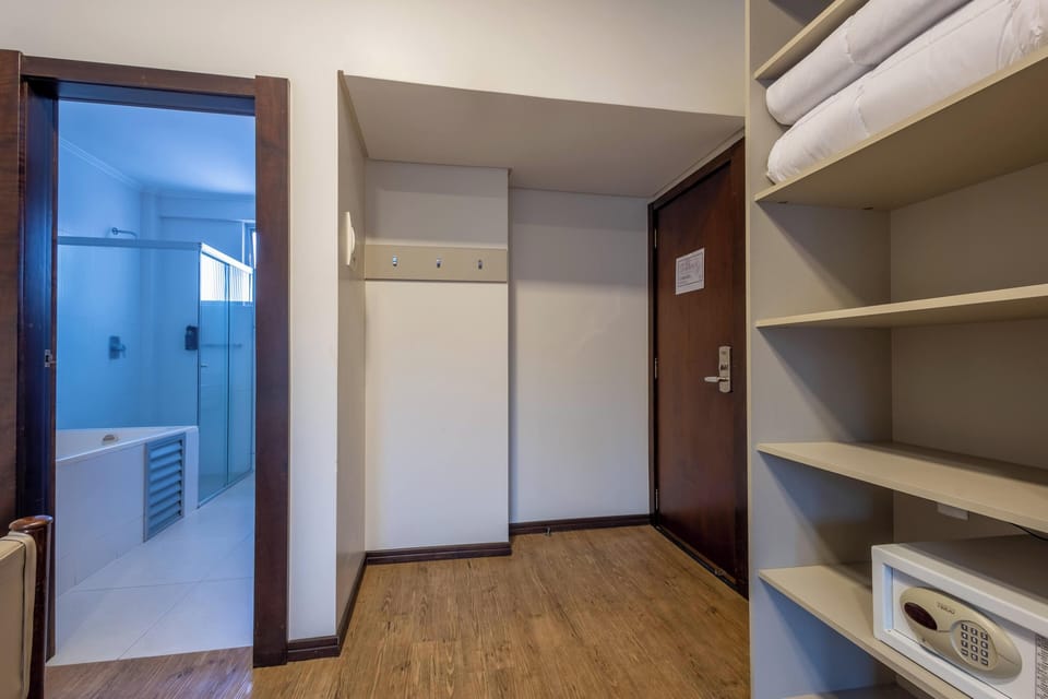 Quarto Luxo, 1 cama casal  | Minibar, in-room safe, desk, laptop workspace