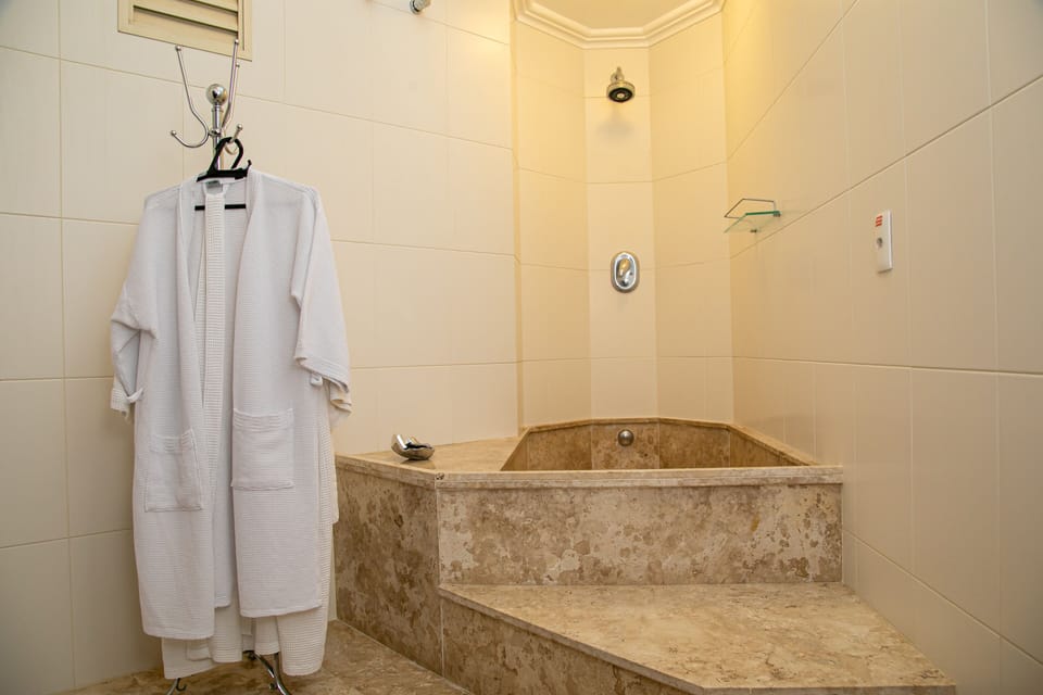 Quarto Suite, 1 cama casal  | Minibar, in-room safe, desk, laptop workspace