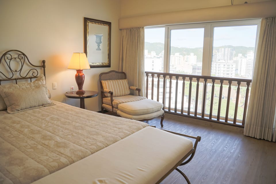 Quarto Suite, 1 cama casal  | Minibar, in-room safe, desk, laptop workspace