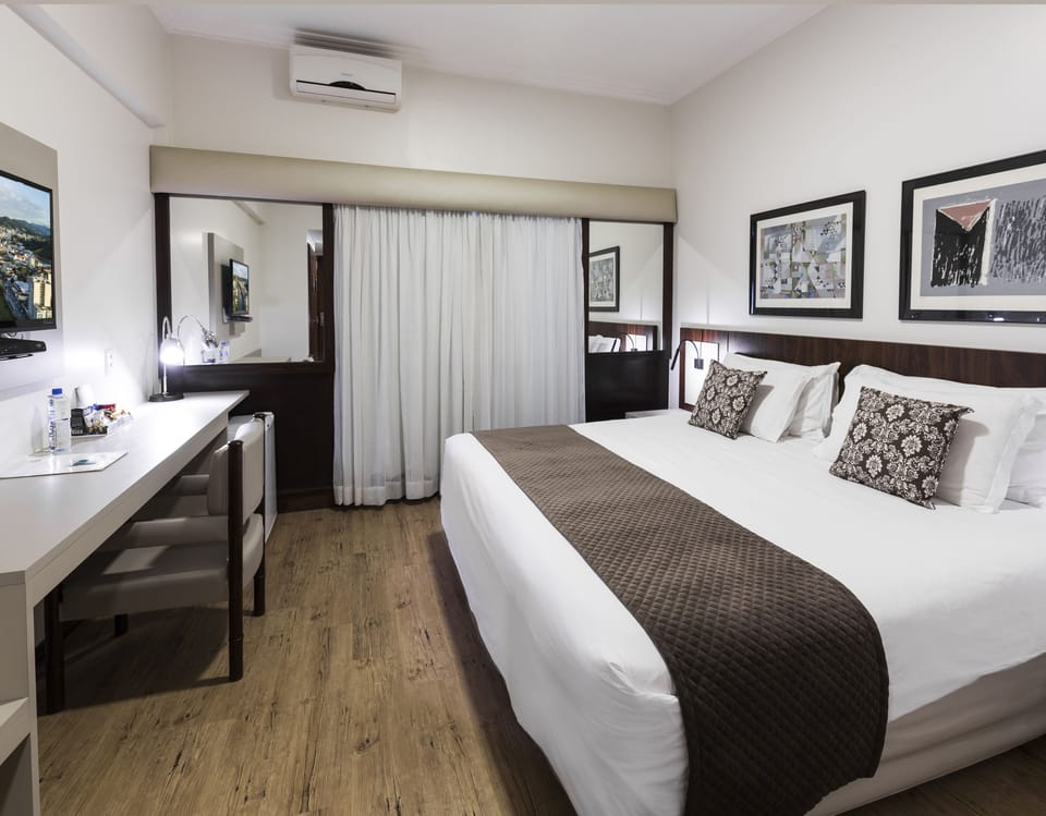 Quarto Superior, 1 cama Casal | Minibar, in-room safe, desk, laptop workspace