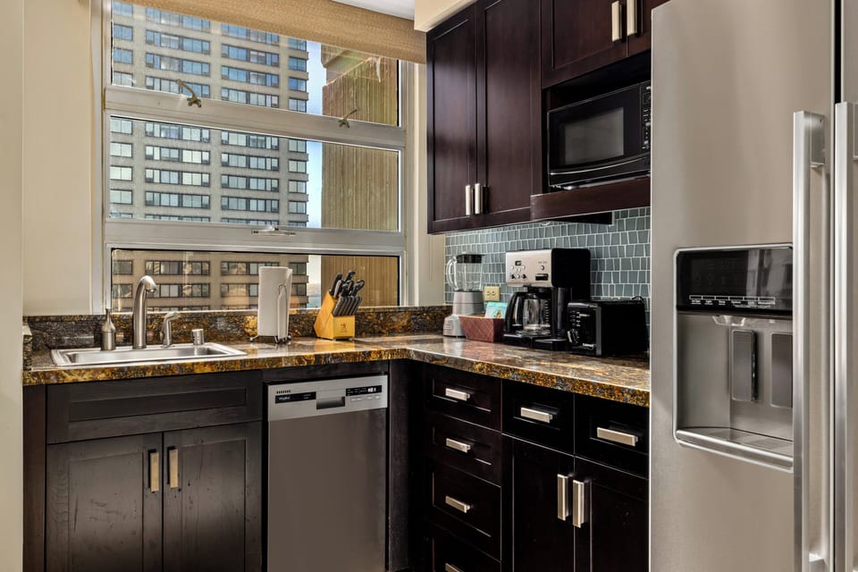Presidential Room, 1 Bedroom | Private kitchenette | Microwave, coffee/tea maker