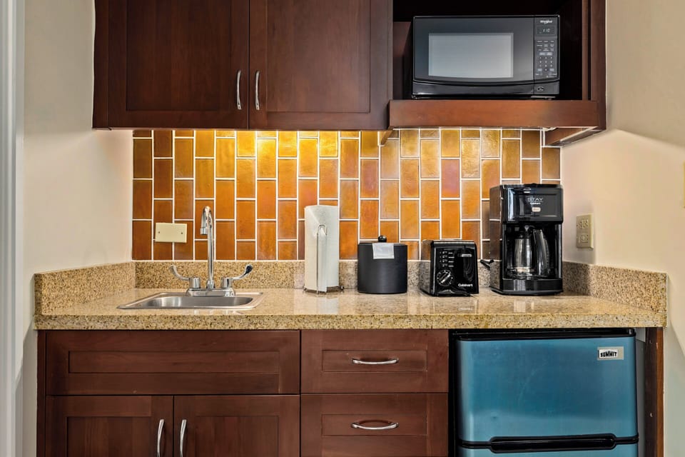 Standard Studio | Private kitchenette | Microwave, coffee/tea maker