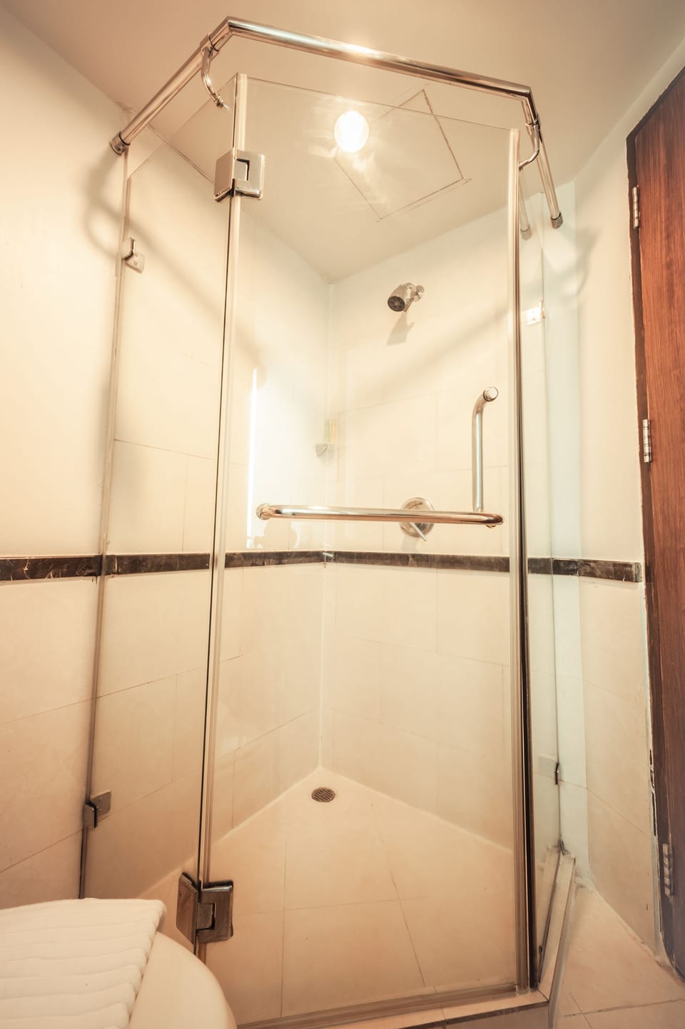 Shower, free toiletries, hair dryer, bidet