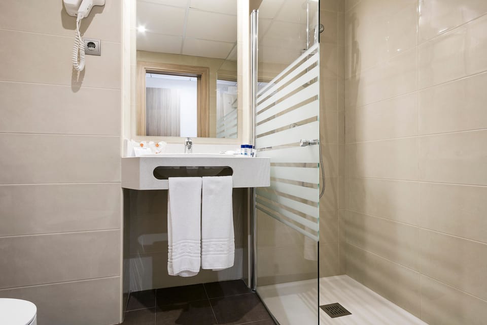 Shower, towels