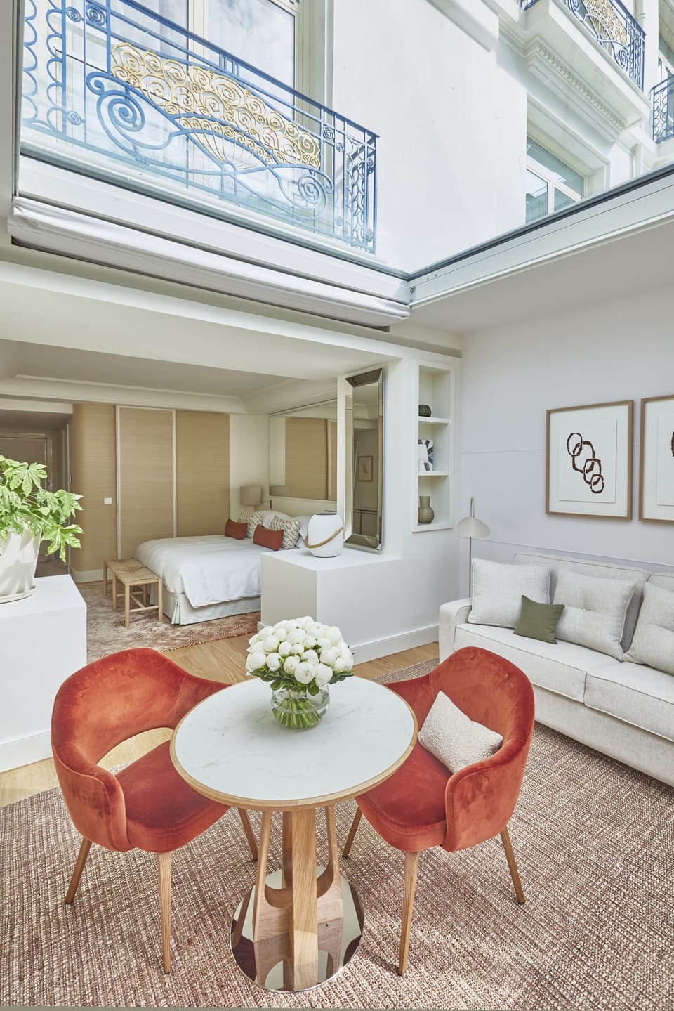 Suite (OASIS) | Hypo-allergenic bedding, minibar, in-room safe, individually decorated