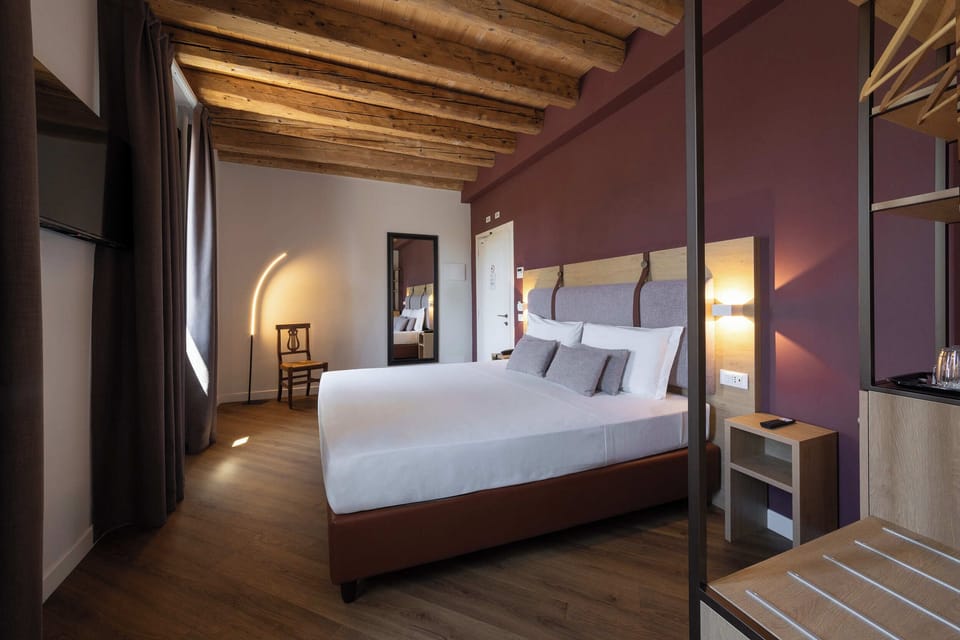 Deluxe Room | Down comforters, minibar, in-room safe, desk