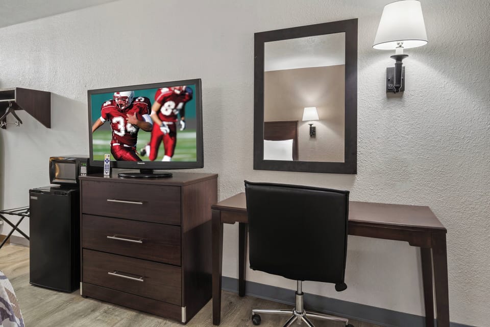 Deluxe Room, 1 King Bed, Non Smoking | Desk, laptop workspace, blackout drapes, iron/ironing board