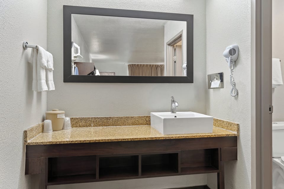 Superior Room, 1 King Bed, Non Smoking | Bathroom | Hair dryer, towels, soap, shampoo