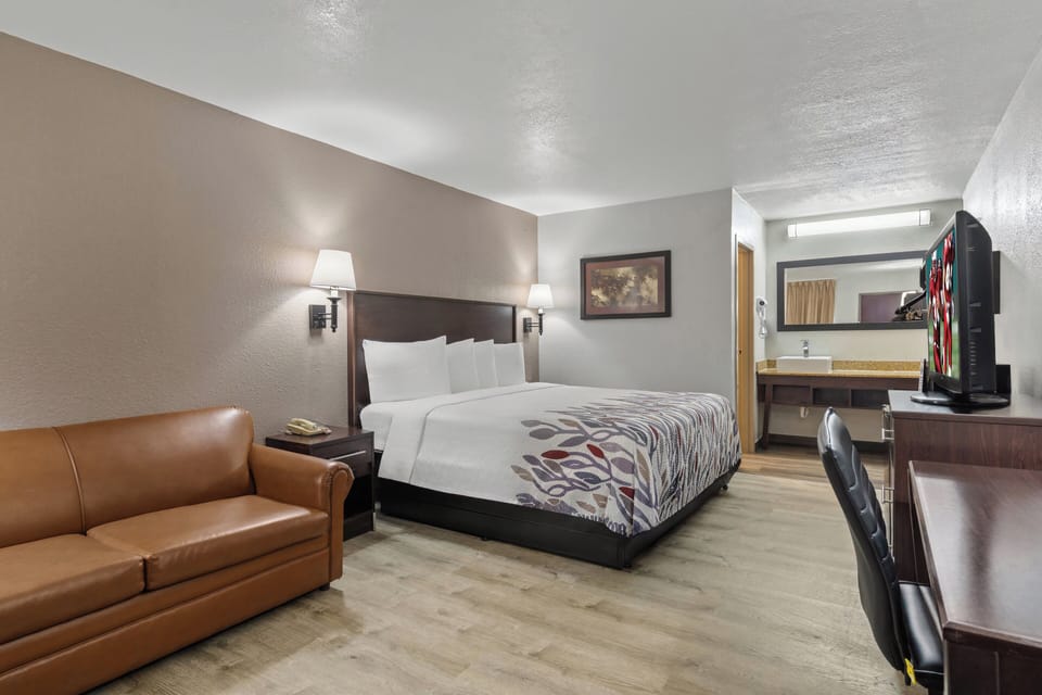 Deluxe Room, 1 King Bed, Non Smoking | Desk, laptop workspace, blackout drapes, iron/ironing board