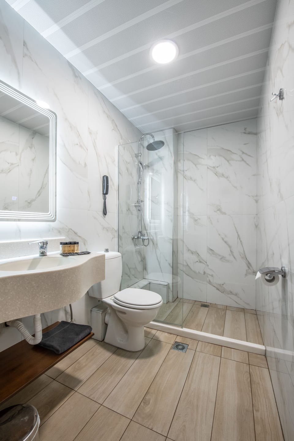 Quadruple Room | Bathroom | Free toiletries, hair dryer, bathrobes, towels