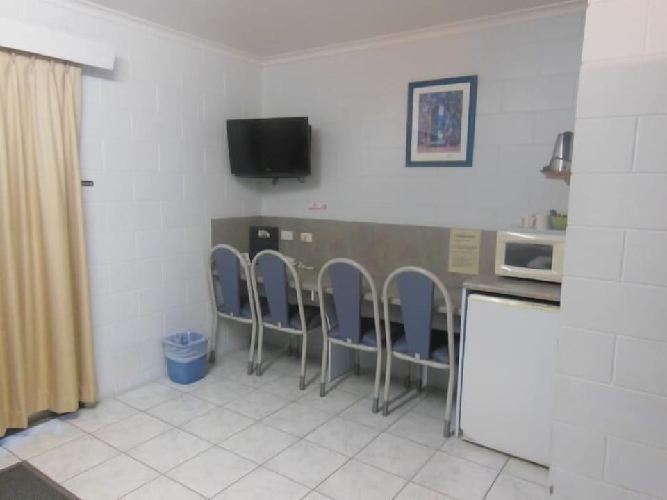 Triple Room, Non Smoking | Private kitchen | Mini-fridge, microwave, electric kettle, toaster