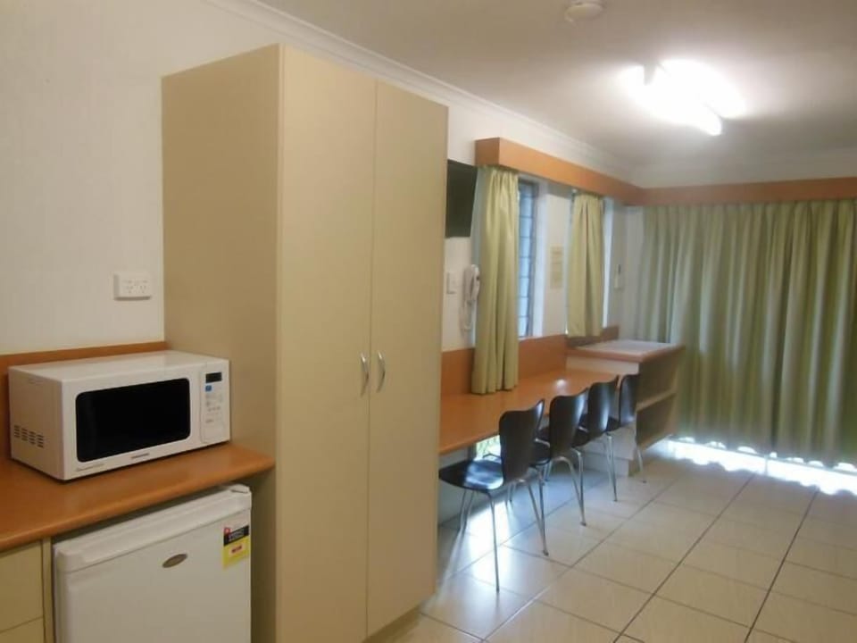 Family Room | Living area | 32-inch flat-screen TV with cable channels, TV