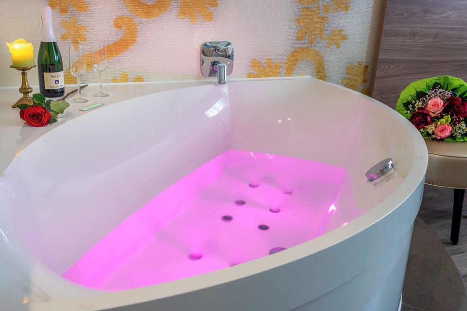 Wellness - Suite | Hypo-allergenic bedding, minibar, in-room safe, desk